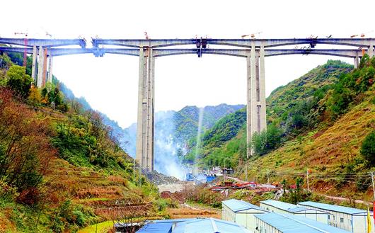 图文:利万高速湖北段第一高墩桥合龙