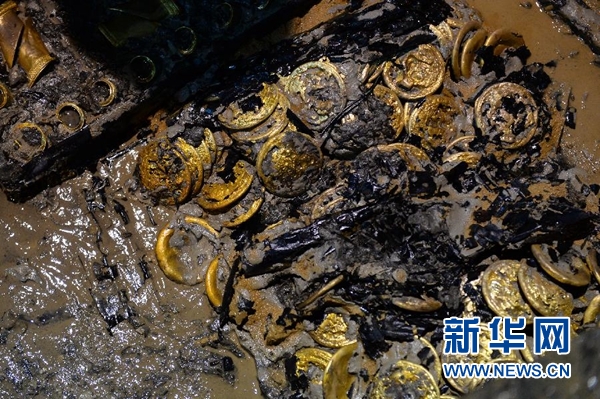这是海昏侯墓发掘现场出土的金饼(11月17日摄)。新华社记者 万象
