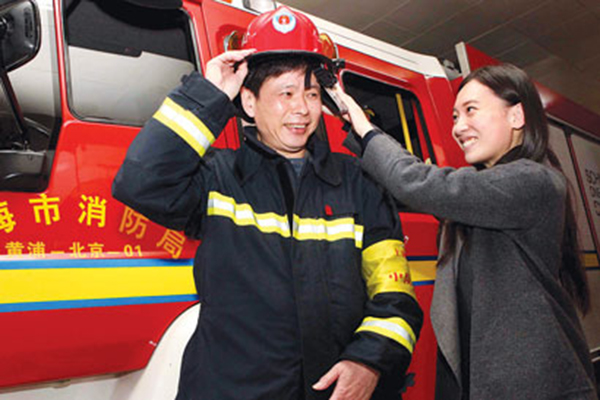 上海女婴火场被消防员救出 27年后找到恩人致谢