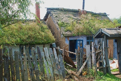 2010年前进林场居民住的泥草房;居住了50年泥草房的吕振德 陈桂兰两位