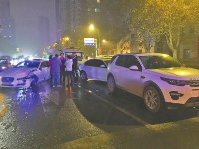 郑州深夜街头三豪车相撞 总价值近200万(图)