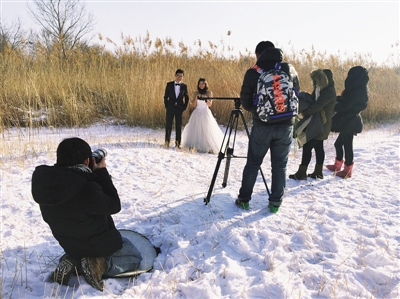 雪地里婚纱照_雪地里的小画家