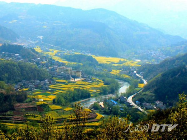 悠悠月河,奔流千载;脉脉凤凰山,楚楚恒口镇,熔古烁今;陕西省安康市恒