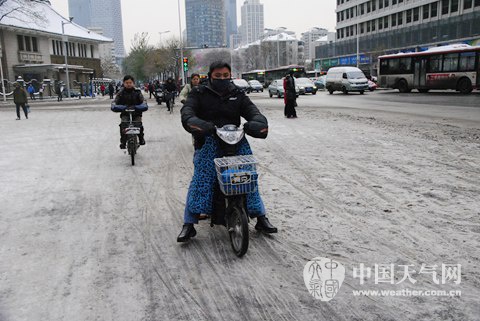 天津雪后道路湿滑 早高峰压力大