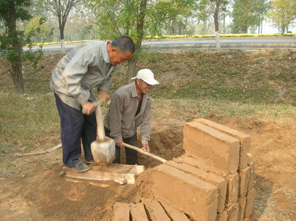 脱坯,就是把土和成泥,把泥填进木制的坯模子里,脱出砖头形状的土坯