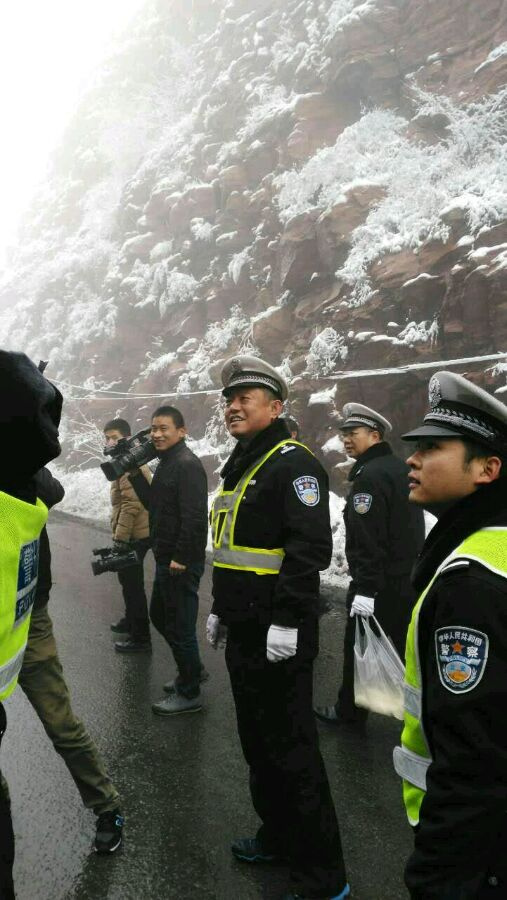 雪寒人情暖,邢台县交警奋战一线送温暖