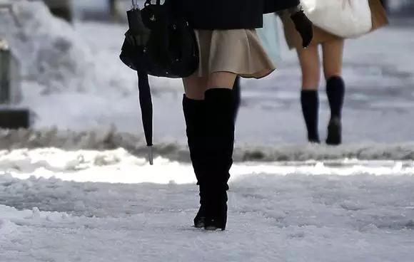 为什么日本女生喜欢在冬天穿短裙?