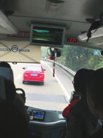 轿车高速上追女乘客 3次“别”大巴(图)