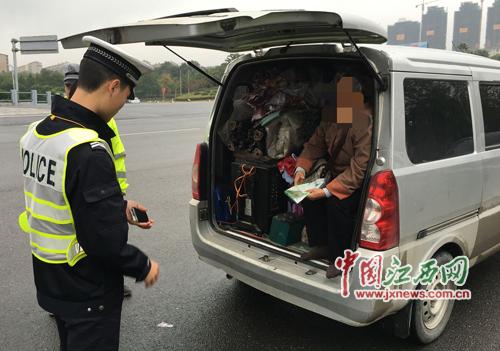江西男子驾车将七旬老母挤尾箱 老人替儿子求情
