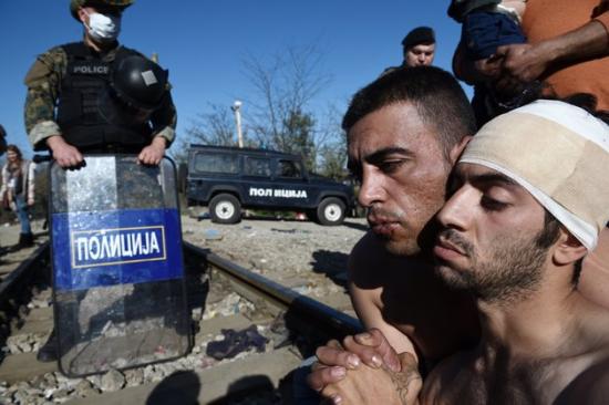 伊朗难民针线缝嘴抗议马其顿政府限制入境