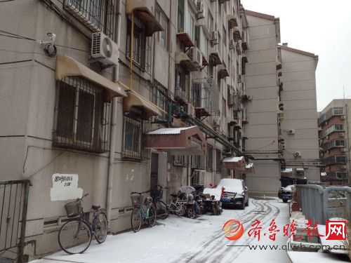 15岁男孩家中烧炭自杀 疑与其父母闹离婚有关
