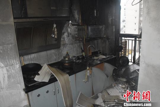 重庆一住宅雨天突然起火 火势凶猛致厨房面目全非