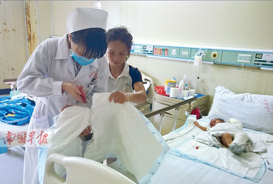 女童跌入开水桶 母亲赤脚送医院被认为是乞丐