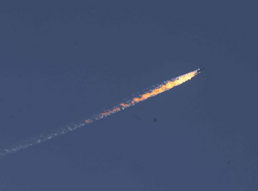 一架军用飞机在叙利亚与土耳其边境地区坠毁，至少一名飞行员跳伞逃生。土耳其媒体视频截图