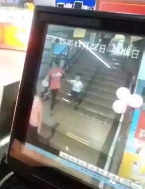 3岁小孩在书店被强行拉走 广东警方：已找回