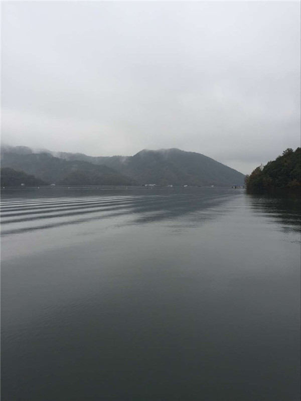 昨天和几个朋友约好,一起去青龙湾筏钓,一个安徽的山体水库,水库里的