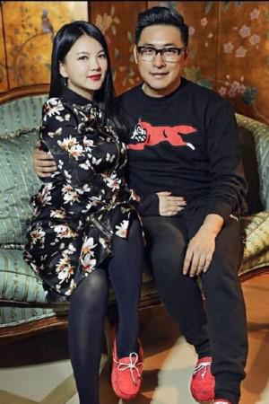 李湘在微博晒出和王岳伦的合影透露,夫妻两人最近见面很少,但收到老公