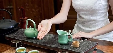 当主人倒茶的时候,你应在座位上略欠身,伸出手掌做扶住茶杯的样子
