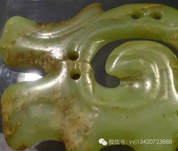 由于红山文化出土玉器晚期较多,为此,我们见到的玉器并不是经过简单