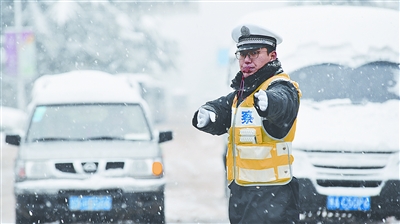 我市下了2015年冬天的第一场雪,给市民出行造成了困难,郑州交警采取多