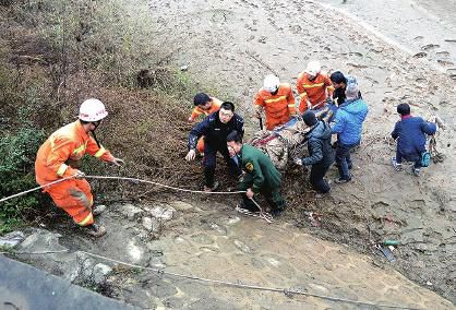 6旬老太陷河道淤泥 发现时仅露头颈部(图)