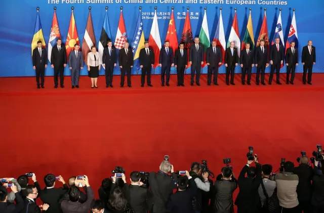 24日下午，第四次中国—中东欧国家领导人会晤开始前，李克强总理与16国领导人合影留念，留下精彩的“16+1”苏州全家福。