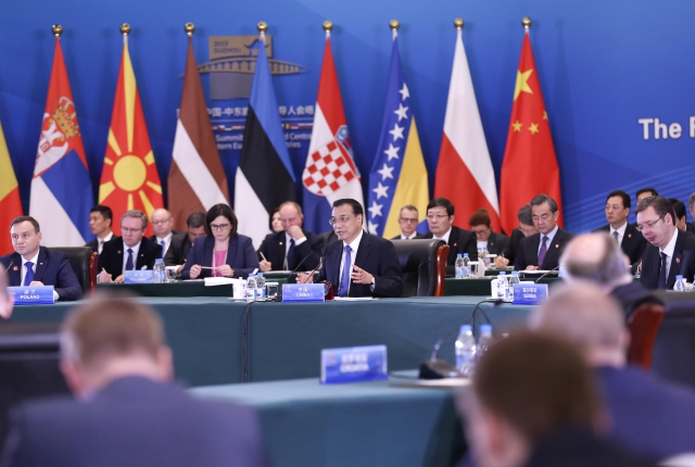24日下午，李克强总理在苏州太湖国际会议中心主持第四次中国—中东欧国家领导人会晤。中东欧16国领导人出席，欧盟、奥地利、希腊和欧洲复兴开发银行代表作为观察员与会。