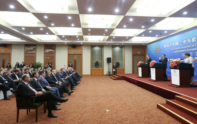 第四次中国-中东欧国家领导人会晤后，李克强总理与上次东道主塞尔维亚总理武契奇、明年东道主拉脱维亚总理斯特劳尤马共见记者。其他中东欧14国领导人台下就坐。现场一外交官惊叹道，这场记者会出席领导人级别、规模堪称“史无前例、史上最强”。