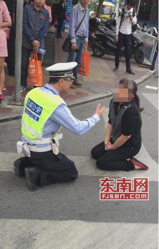 女子闯红灯后为逃处罚下跪 交警对跪沟通(图)