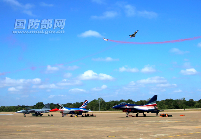 11月24日,中国空军八一飞行表演队在泰国呵叻空军基地首次升空训练.