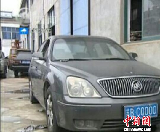 违章狂人无照驾驶公牌车 3年违章341条罚款11万