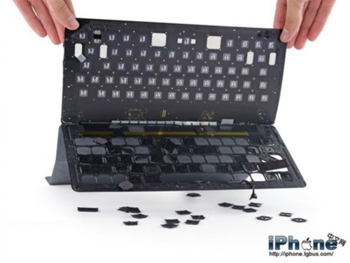现在就可以看到smart keyboard下方的薄膜电路板,有意思的是,键盘上方