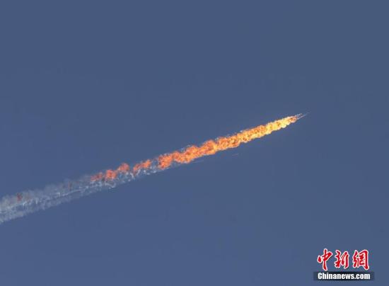 当地时间11月24日，一架俄罗斯苏-24战机在叙土边境坠毁，两名飞行员跳伞逃生。视觉中国 视频：俄战机被土军击落 飞行员跳伞疑遭叙反对派射击 来源:央视新闻