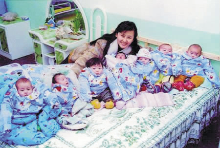 女子办孤儿学校被誉“中国妈妈” 遇车祸去世