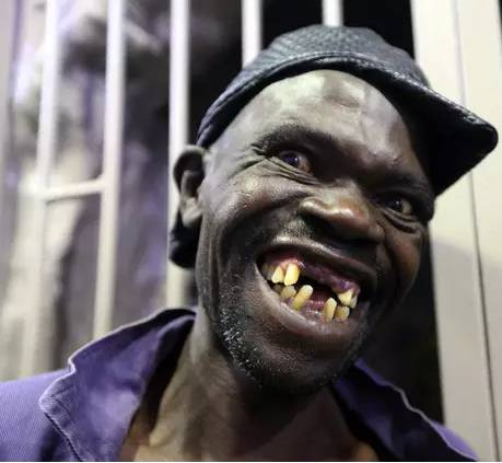 近期,在非洲津巴布韦举办一年一度的"丑男大赛", 鼓励天然丑男来报名