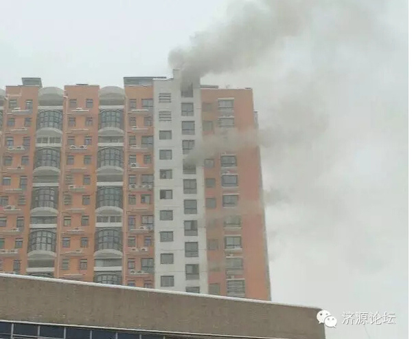 济源一高层住宅楼失火