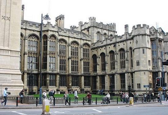 英国留学学费和生活费最贵的烧钱大学 给跪了