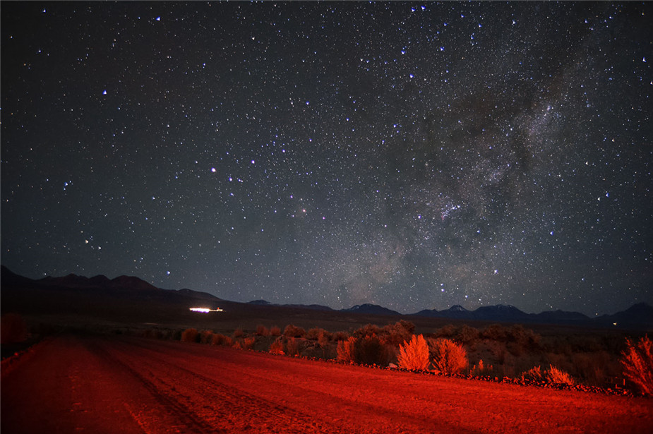 阿塔卡马沙漠夜景:星迹形成漩涡 如《星夜》再现(组图)