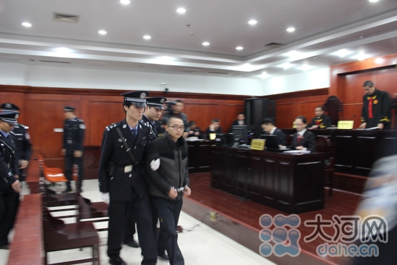 原告人被带离法庭
