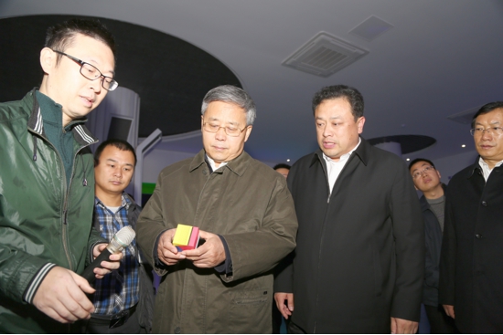 郭树清省长莅临山东祈锦光电调研(组图)