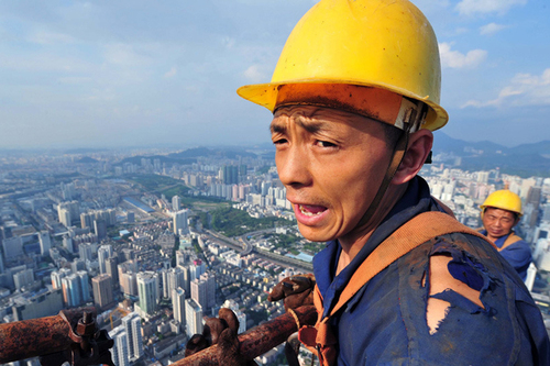 香港日薪2300港元招不到建筑工 入港打工先过