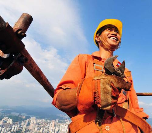 香港日薪2300港元招不到建筑工 入港打工先过