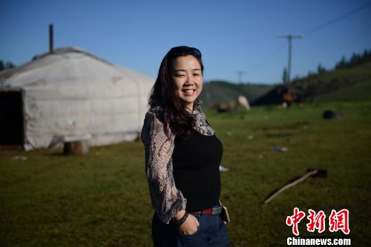 在内蒙古财经大学礼堂,蒙古族女企业家包苏日娜