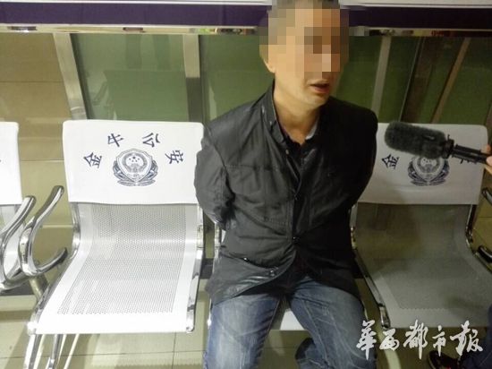 成都男子驾车逆行被挡 甩翻交警撞伤环卫工逃逸