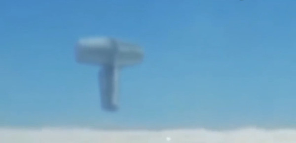 乘客在飞机上拍到巨型ufo物体