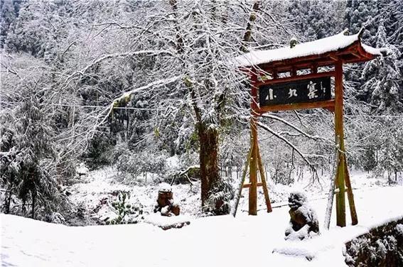 山滑雪场地处天台山龙皇堂寒风缺,距离天台县城区15公里,比邻石梁飞瀑