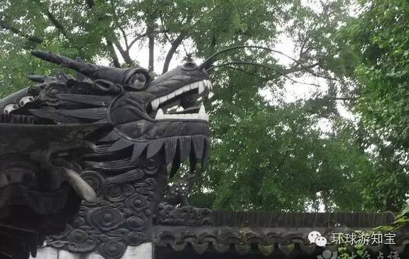 墙豫园内共有5条巨龙装饰的围墙,这5条巨龙分别为:一是伏龙,二是穿龙