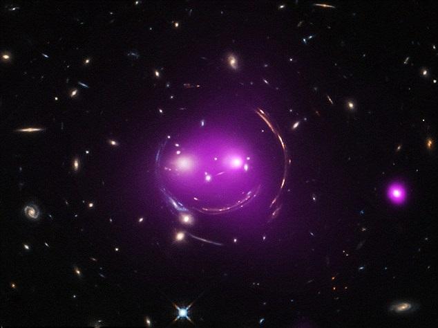 “笑脸”是全球通用的表达愉快的表情符号，但当看到太空中闪烁着这个紫的“微笑”，时，天文学家们简直震惊了。