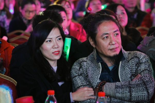 2015年11月26日,上海诺宝核心,顾少强与本人的丈夫如影随行。磅礴新闻记者 高征 图