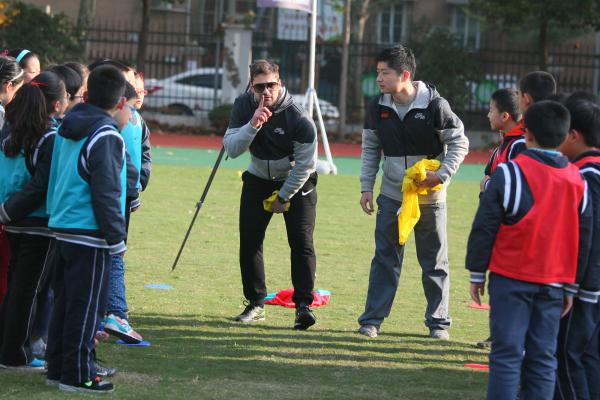 上海小学请足球洋教练 强调团队精神成常态